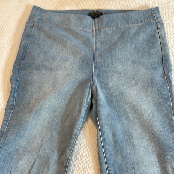 NYDJ sculpt-her jegggings. Ankle length. Light color. Size M. - Picture 2 of 9